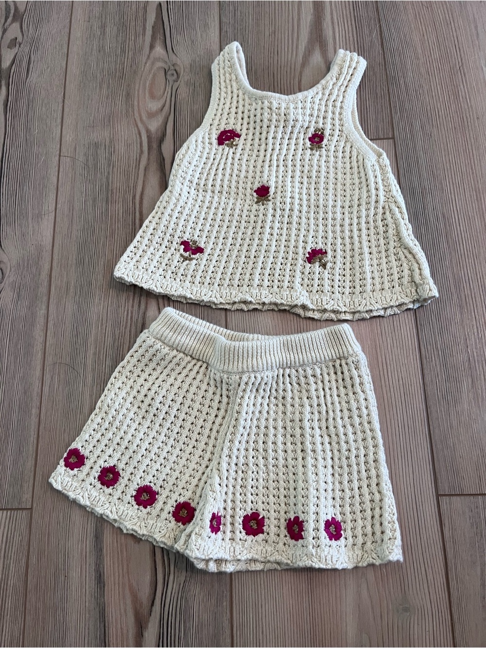 Zara Cream Crochet Shorts with Pink Flower Detail (4T)
